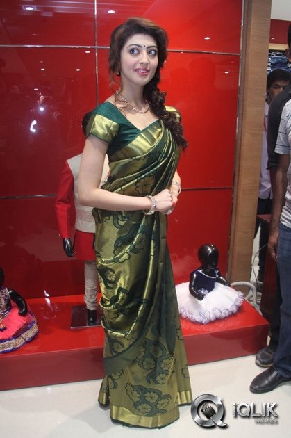 Pranitha-Launches-RS-Brothers-Showroom